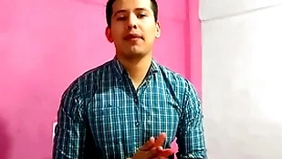 Barbero le dio sexo oral a cliente underbrush verga grande en su salon. le lleno la boca de leche
