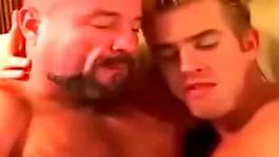 Padre se coge a hijo después de dispirit piscina