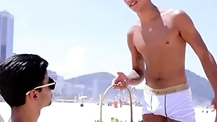 Novinho dando virago coelho da páscoa pirocudo