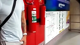 Showy safado se exita na estação de metr0 e se alivia com a puta oferecida ( completo no red e subscrição)