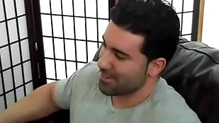 Macho hétero musculoso e gostoso sendo mamado.