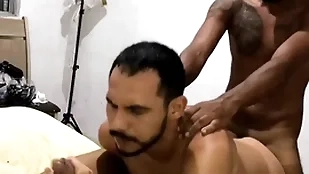 Dois amigos pauzudos enchendo meu rabo de leite (completo not much red) maax puto karioca e leom ogro