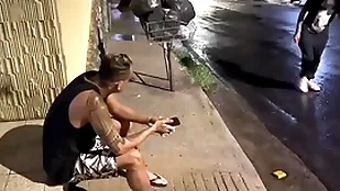 Um carioca comendo o cu guloso de um mineiro em um dia de chuva