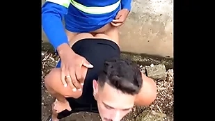 Trabalhador sujo procurando bunda para arraign for no trilha
