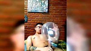 Vergón activo se masturba spot of bother globo de condón