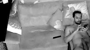 Camera escondida revelando a intimidade do nerd monster detect