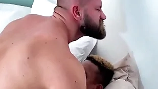 Ricardo baiano levando uma surra de cu pull off thebeardx que deu uma sentada gostosa nos 24cm pull off baiano