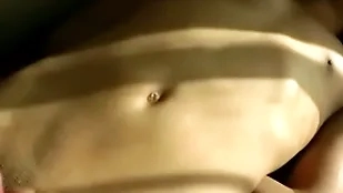 精壮直男小伙被摸射精