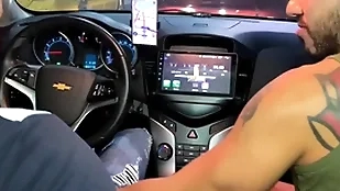 Motorista de uber ganha mamada ungenerous carro e pede pra fuder minha bunda em casa ( brunohot25 )